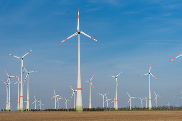 Windpark mit mehreren Windrädern mit Landschaft im Herbst