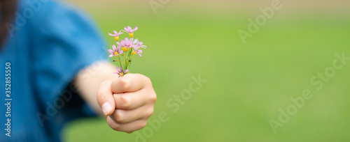 小さな花を差し出す子供 Plakaty 小さな花を差し出す子供 Plakaty
