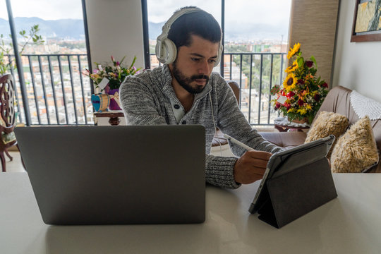 Joven enfocado, escribiendo en el teclado, escribiendo correos electrónicos o mensajes, chateando, comprando, exitoso profesional independiente trabajando en línea