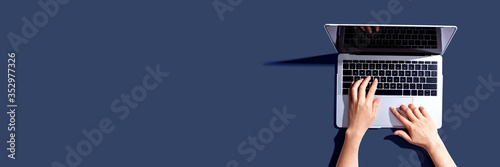 Fotomural Person using a laptop computer from above