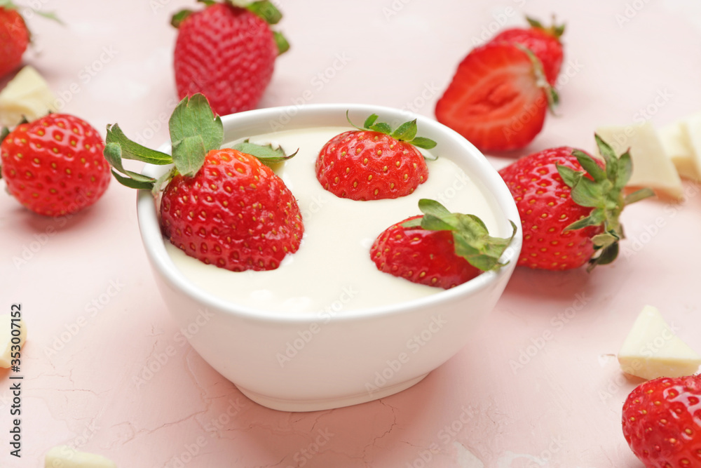 Bowl with tasty strawberry and melted chocolate on color background