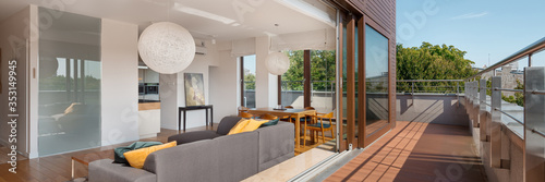 Fotomural Living room open to wooden terrace, panorama