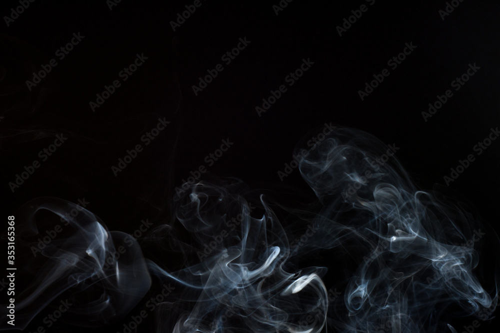 dym z kadzidełka na czarnym tle - obrazy, fototapety, plakaty 