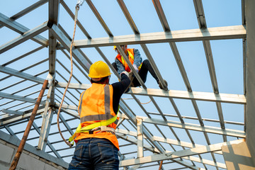 Aufkleber - Builder Working On Roof Of New house,Concept of residential building under construction.