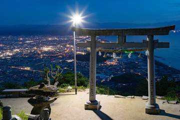 Wall Mural - 高屋神社 本宮 -天空の鳥居から観音寺市内と美しい瀬戸内海の夜景-