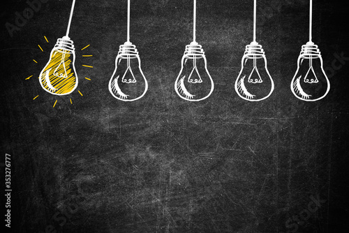 Fotomural Idea concept. Light bulbs drawn on chalkboard