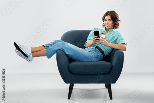 Cuadros en Lienzo people and technology concept - portrait of happy smiling young woman in turquoi