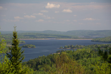 Wall Mural - Grand lac du Québec au printemps, région de Lanaudière, Canada.  Lac Taureau