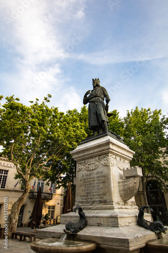 Cuadros en Lienzo Statue de Saint Louis (Louis IX) sur la Place Saint Louis d'Aigues-Mortes (Occit