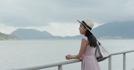 Canvas Print - Travel woman look at the sea