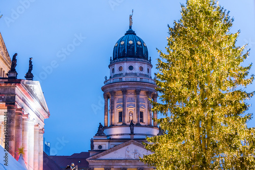Fotografía Night view of French Cathedral and Christmas market in the Gendarmenmarkt Berlin