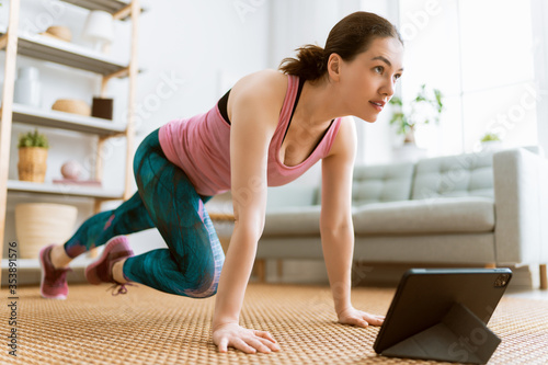 Fotografía woman doing exercises at home