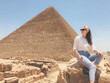 Girl, pyramides, Cairo