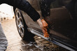 myjnia, mycie samochodu, mężczyzna myje swój samochód