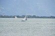 Segelschiff auf dem Bodensee bei Wind in Schräglage