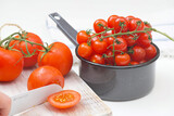Fototapeta Kuchnia - Świeże pomidory czerwone owoce