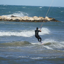 Praticare Windsurf In Un Mare Molto Mosso Della Costa Adriatica. Sud Europa