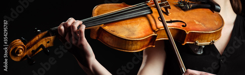 Dekoracja na wymiar  czesciowy-widok-kobiety-grajacej-na-skrzypcach-na-czarnym-poziomym-obrazie