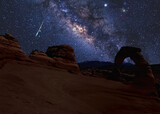 Milky Way night sky in Arches National Park, USA  - Łuk skalny w Parku Narodowym Arches i Droga Mleczna na nocnym gwieździstym niebie w bezksiężycową noc.