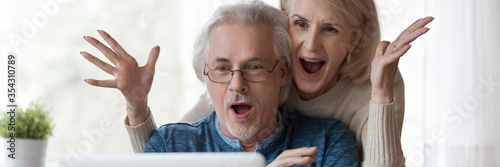 Fotografía Horizontal photo 60s old couple happy husband overjoyed wife looking at laptop screen feel excited received fantastic news