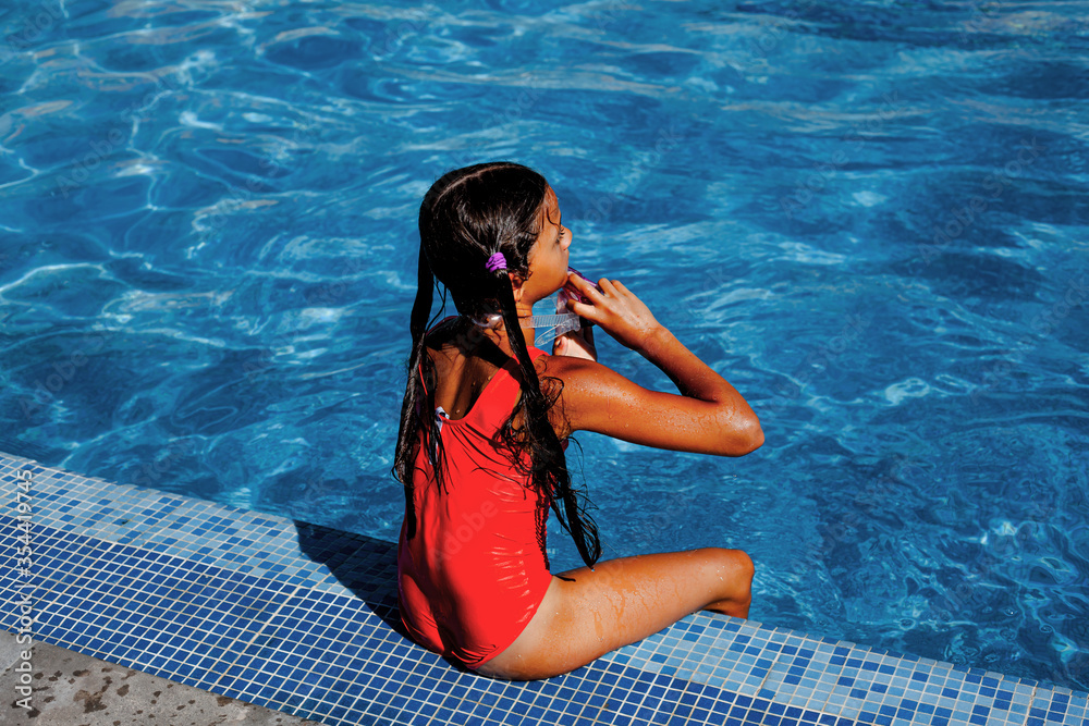 Mix Preteeback Foto de Stock Back view of the preteen girl jumping to dive in the blue ...