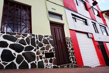 Canvas Print - Low angle shot of an apartment facade