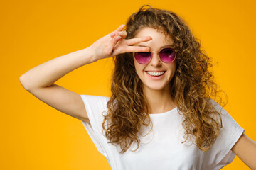 Wall Mural - Pretty teen with peace sign hand gensture