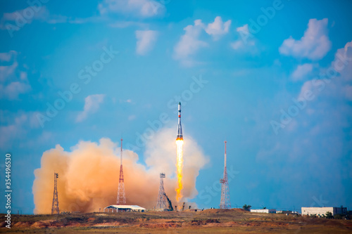 Fototapeta na szkło Start prawdziwego pojazdu startowego z portu kosmicznego. Rakieta startuje w niebo na tle chmur. Koncepcja uruchomienia, potęga nauki i technologii. Nowoczesna technologia
