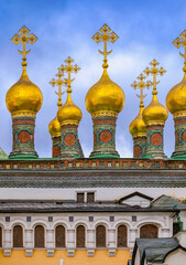 Wall Mural - Golden onion domes and crosses atop the Kremlin's Church of the Nativity, constructed in 1393 in Moscow, Russia