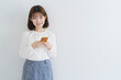 © peach100 - 携帯電話を使う女性