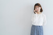 © peach100 - 携帯電話を使う女性