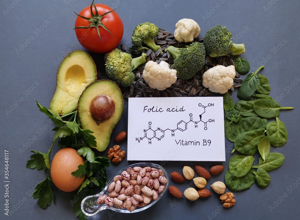 Foto Foods rich in folic acid (vitamin B9) with structural chemical ...