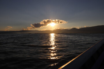 Canvas Print - Coucher de soleil sur le lac Inle, Myanmar 