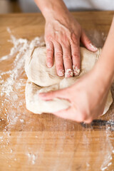 Selbstgemachter Teig, Brot backen, Teig wird geknetet