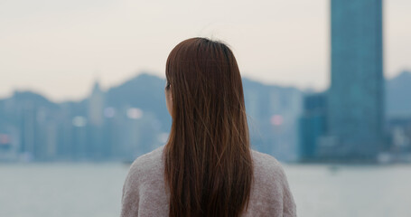 Canvas Print - Woman look at the city