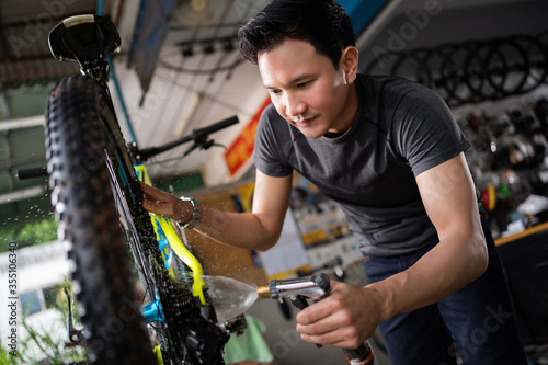 Cuadros en Lienzo The mechanic is cleaning the bike.