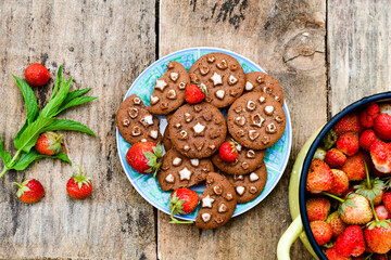 Wall Mural -    Fresh organic strawberries and cocoa cookies with  vanilla star decoration on wooden background. Summer dessert