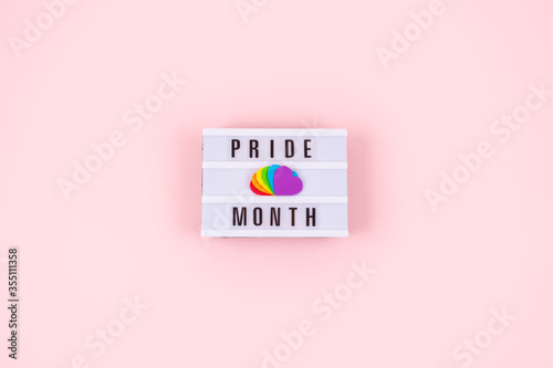Fotografía Pride month, LGBT flag symbol concept with Six rainbow color hearts on pink back