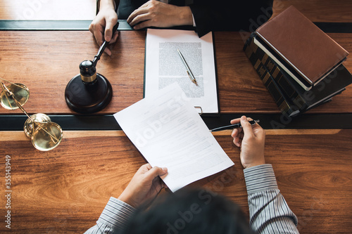 Cuadros en Lienzo Client is bringing the documents to clarify the law to the lawyer at the prosecutor office
