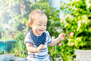 Wall Mural - 外で水遊びで大はしゃぎしている子供　ずぶ濡れの子供