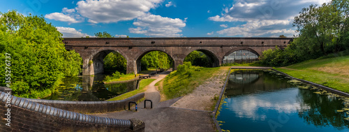 Fotografía A panorama view of the Park Head Viaduct at Dudley, UK in summertime