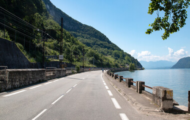 Wall Mural - Bande cyclable sur les bords du lac du Bourget