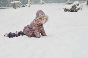 Cute caucasian kid in winter on snowy time lifetsyle outdoor