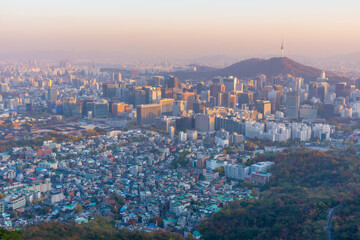 Wall Mural - Sunset view of Namsan tower overlooking Gyeongbokgung palace and downtown Seoul, Republic of Korea