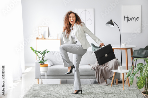 Fotografía Happy businesswoman before weekends at home