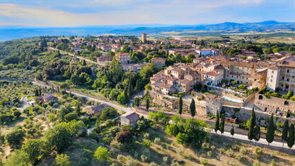 Sticker - Pienza, Tuscany. Aerial view at sunset of famous medieval town