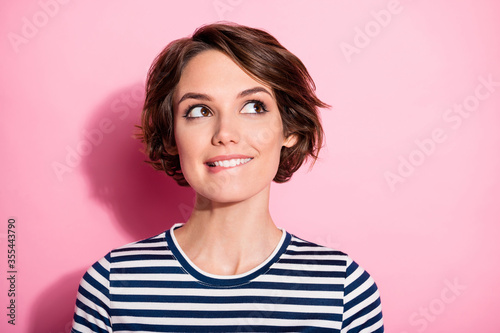 Fotografía Close up photo of positive interested girl wait holiday bite lips look copyspace