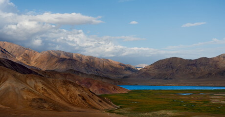 Wall Mural - Tajikistan. High-altitude desert lake Chururkul on the North-Eastern section of the Pamir highway.