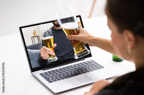 Fotografía Online Virtual Beer Drinking Party