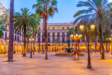 Wall Mural - Fountain at Placa Reial in Barcelona, Spain